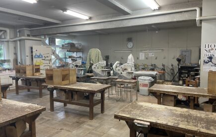 陶器を作成する工芸室
