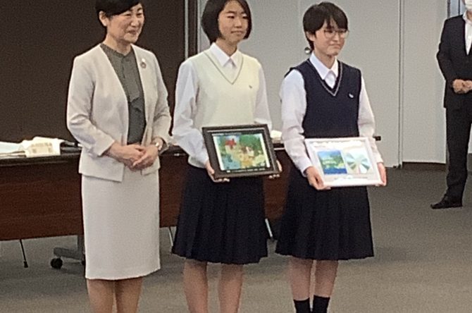 租税教育用教材の贈呈セレモニーがありました