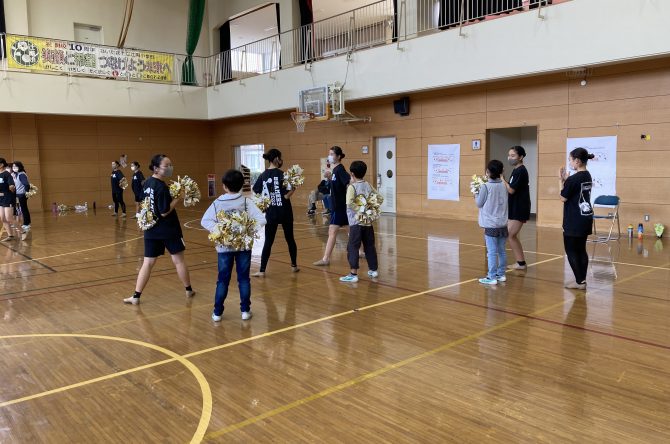 バトン部が辻南小でチャレンジスクールを行いました