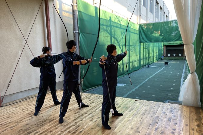 寒さの中、弓道部も頑張っています