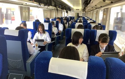 貸切列車で往復します。