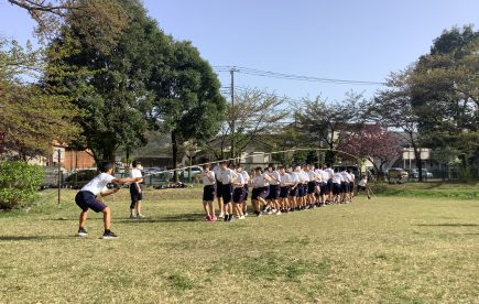 大縄跳びで親睦を深めます。