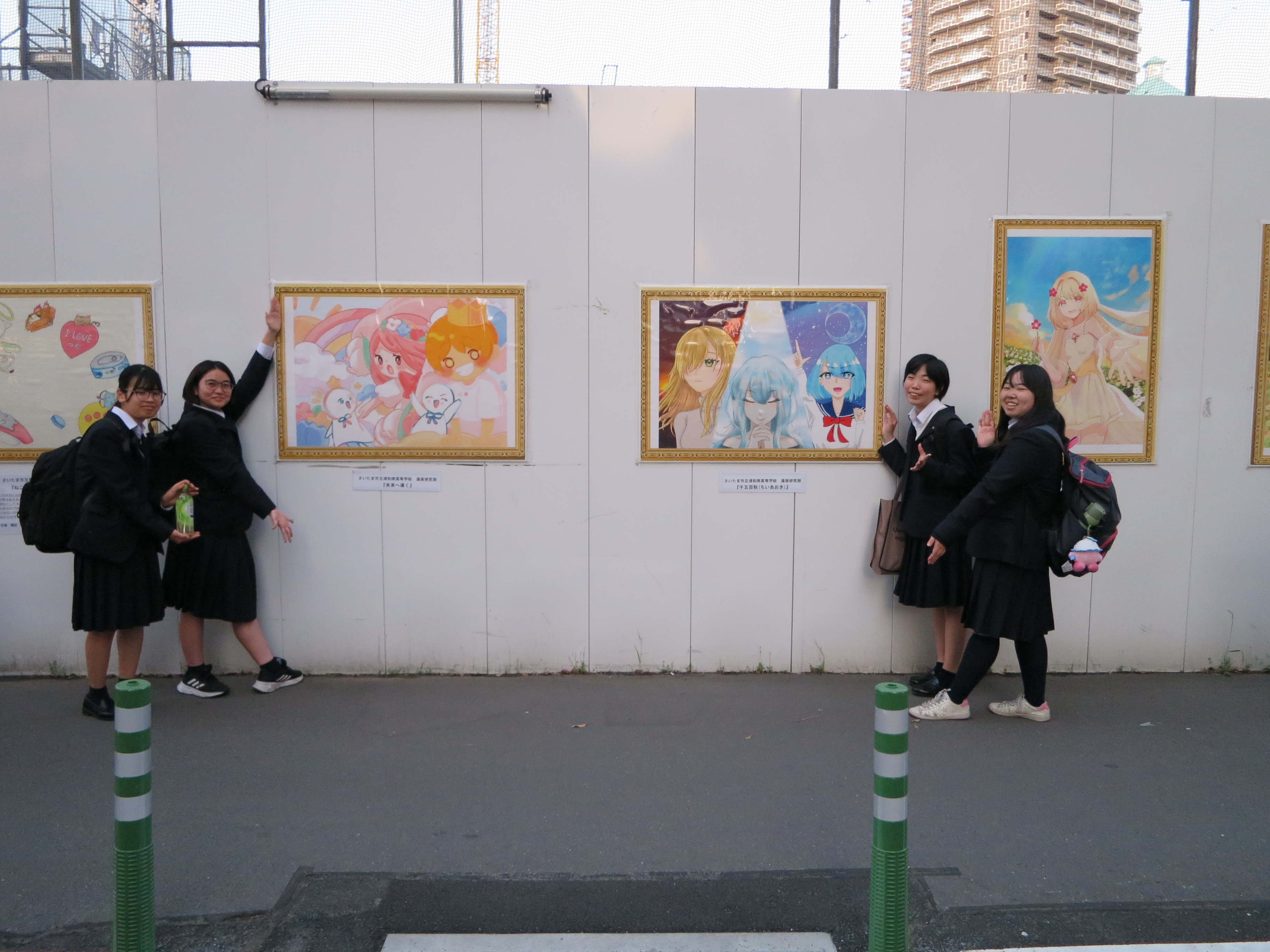 作品の前で記念撮影