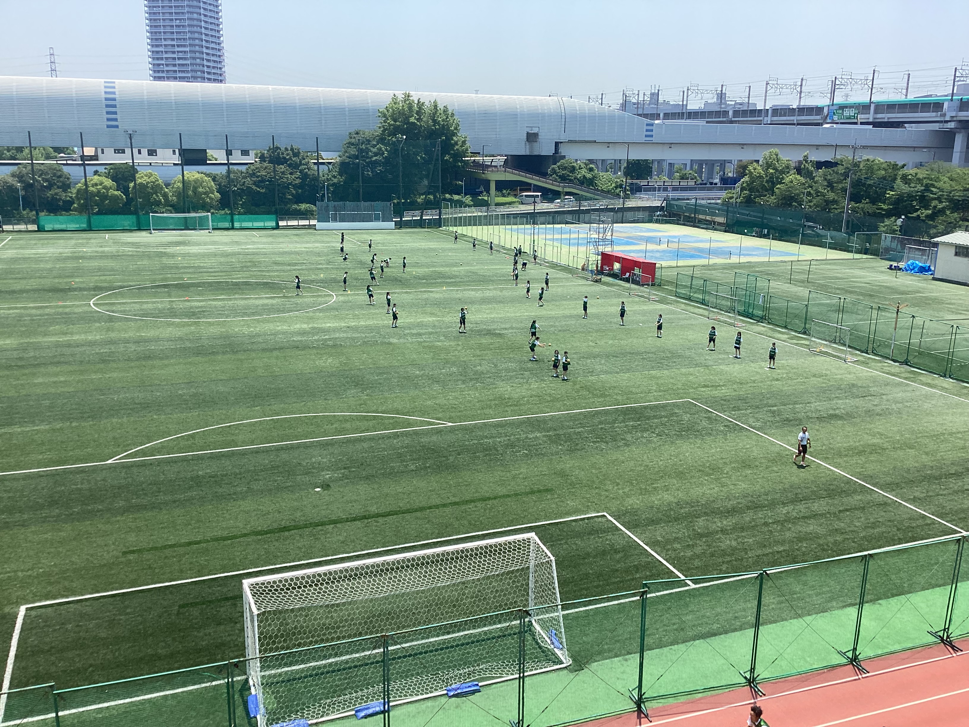 学校施設紹介（１）人工芝グラウンド