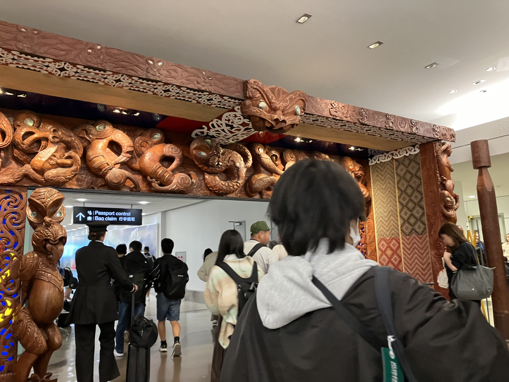 オークランド空港着！マオリの木彫りのゲート