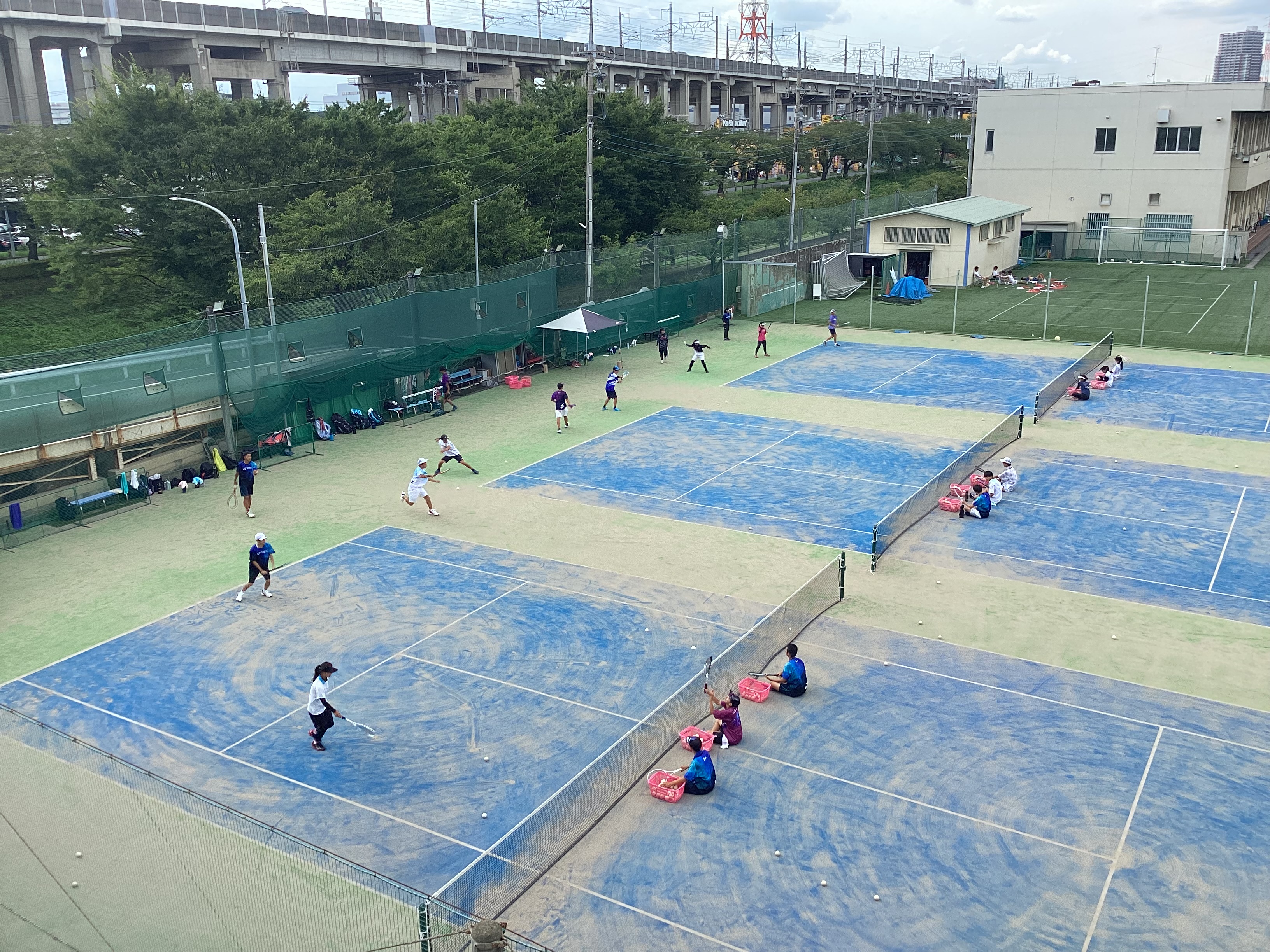 学校施設紹介（５）テニスコート