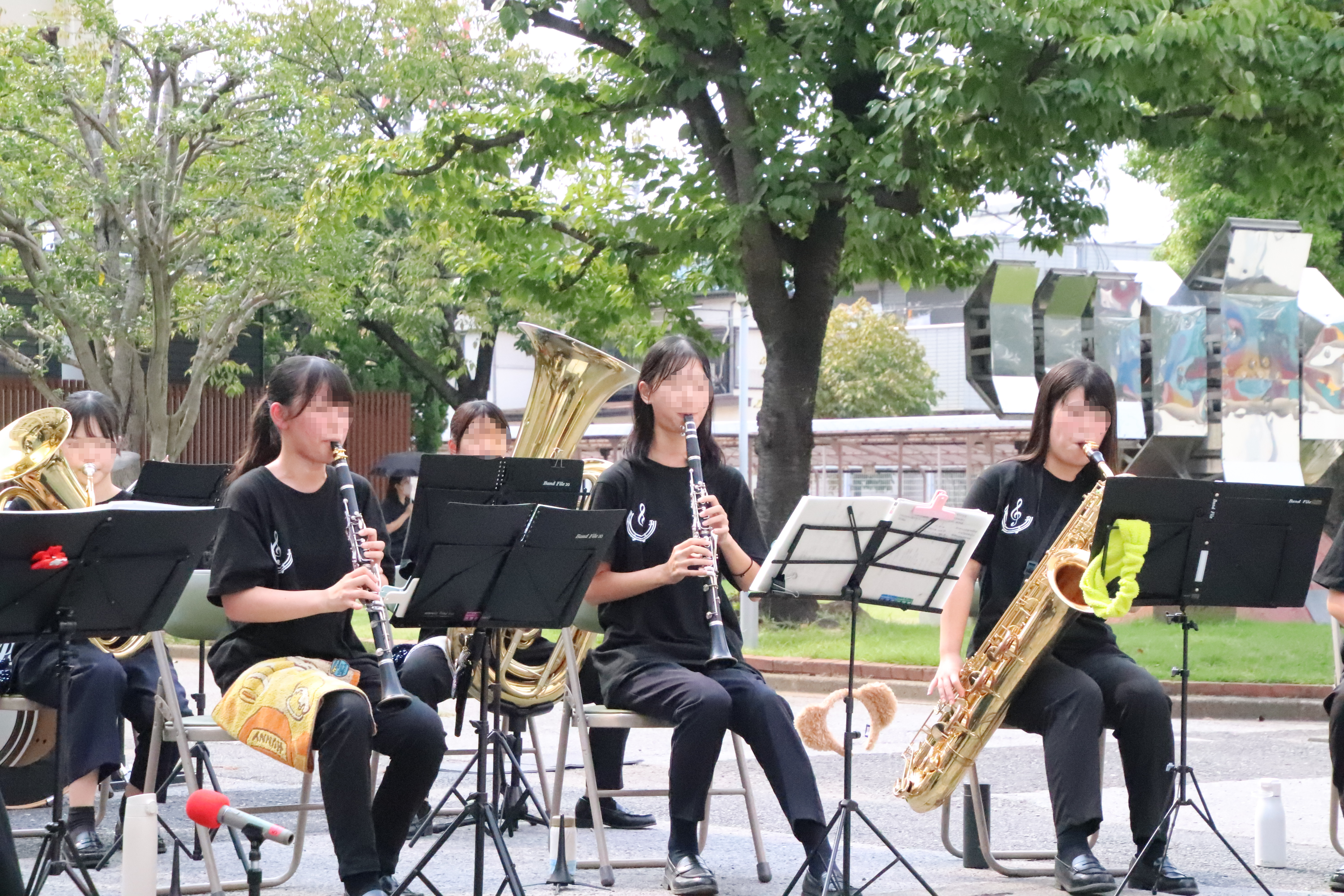 屋外で演奏披露（吹奏楽部）