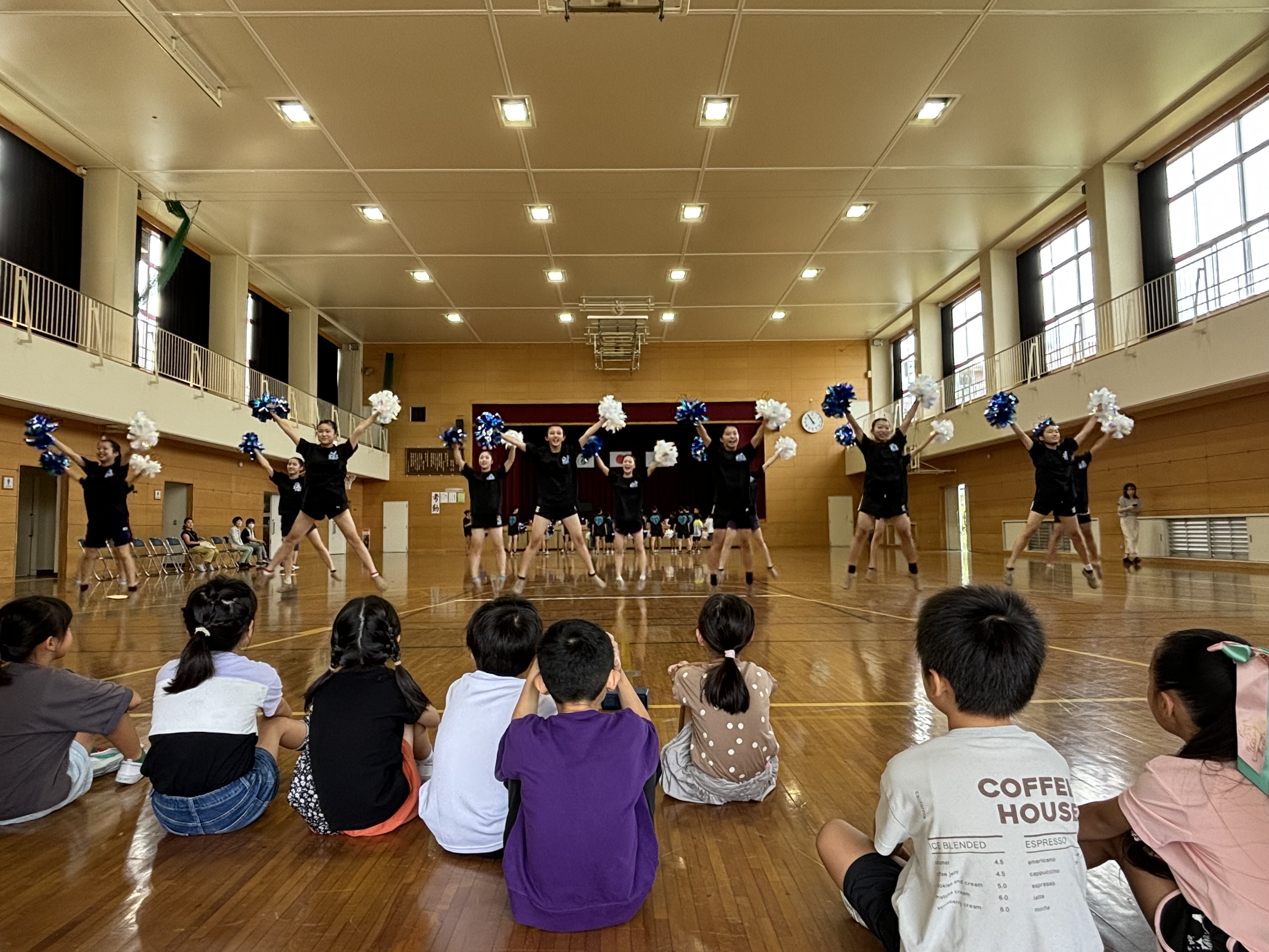 最初はバトン部のお手本演技