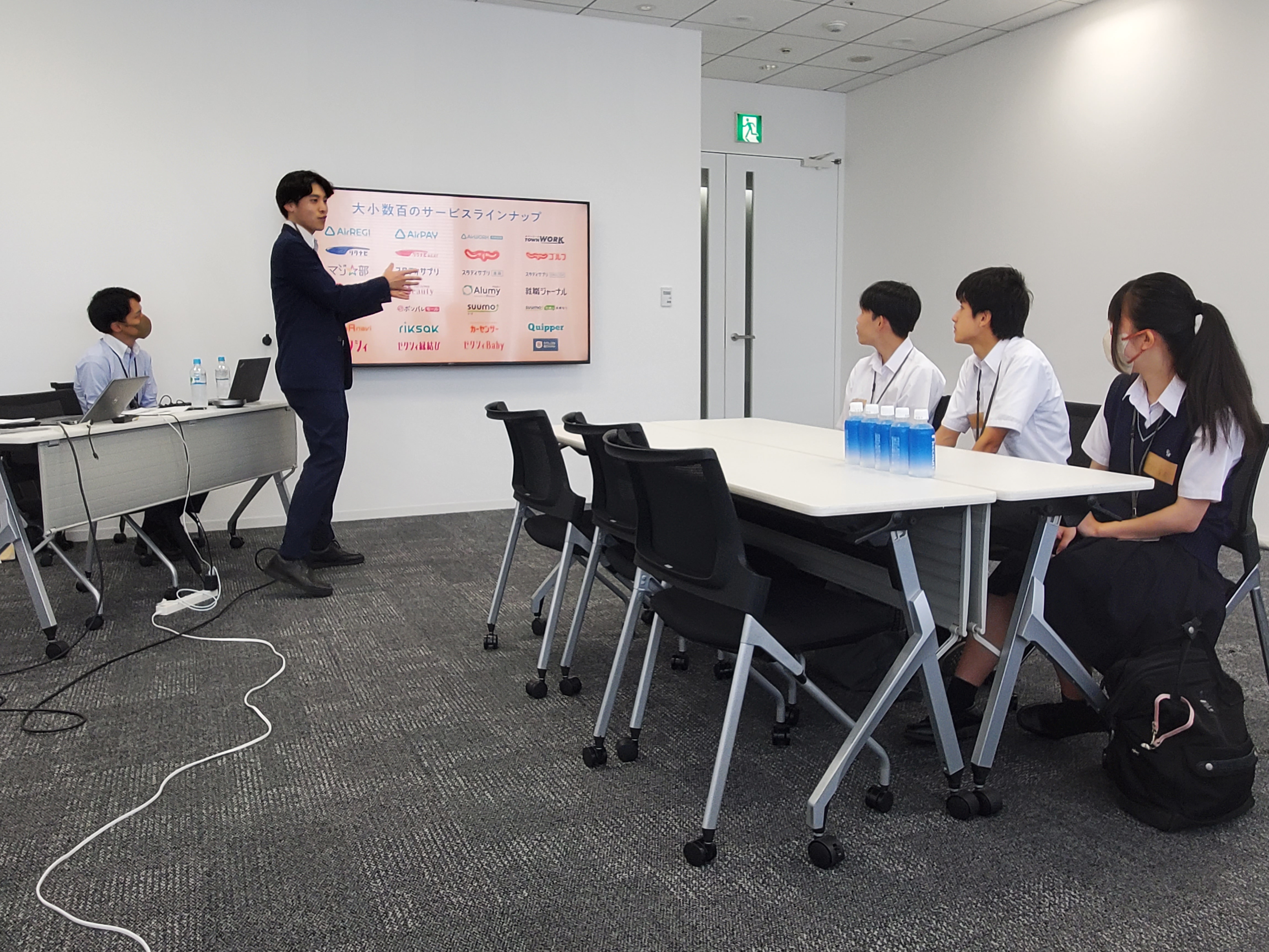 事業内容について説明を受ける南高生