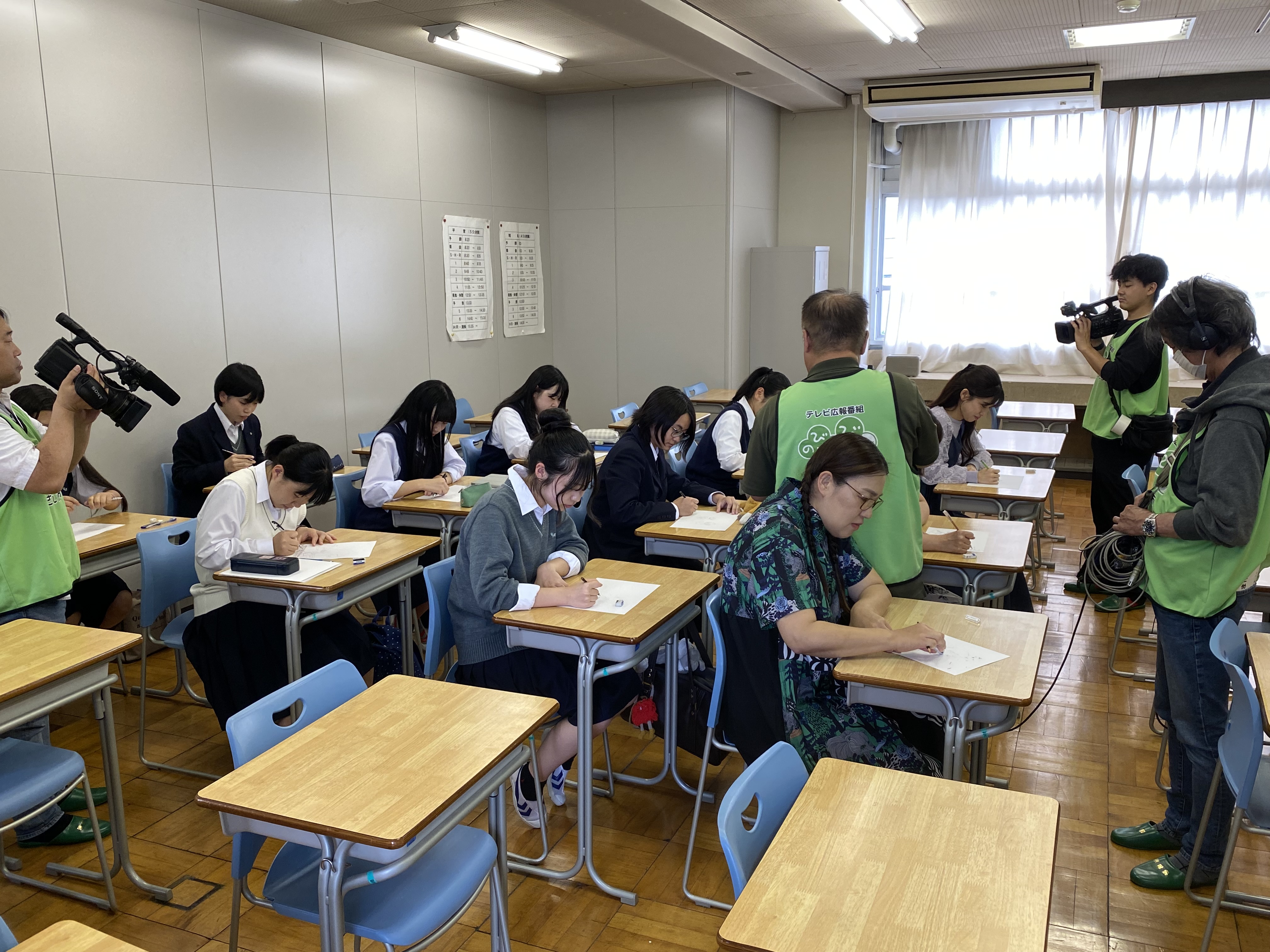漫画制作のシーンを撮影する様子