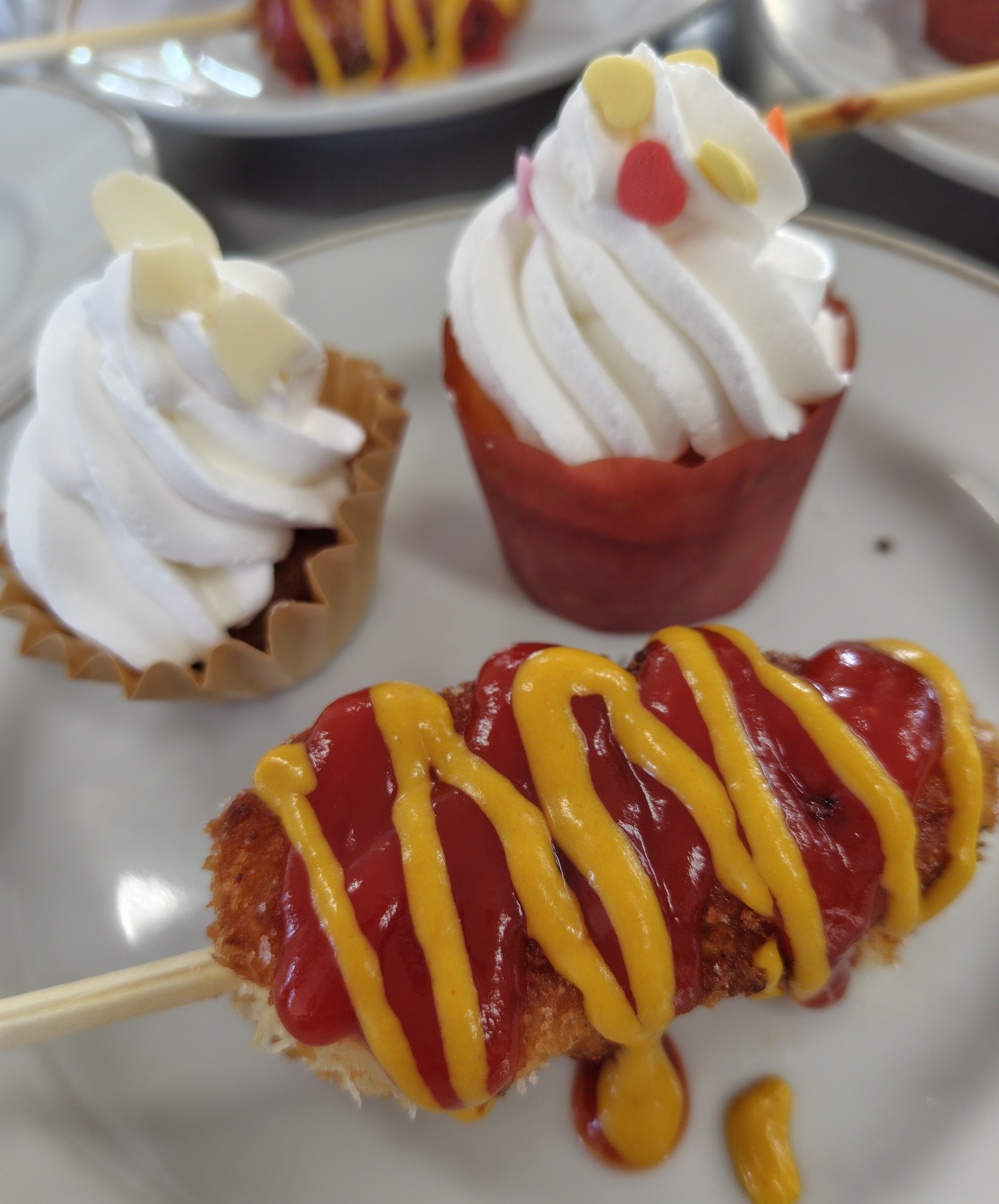 『カップケーキ＆ミニハットグ』