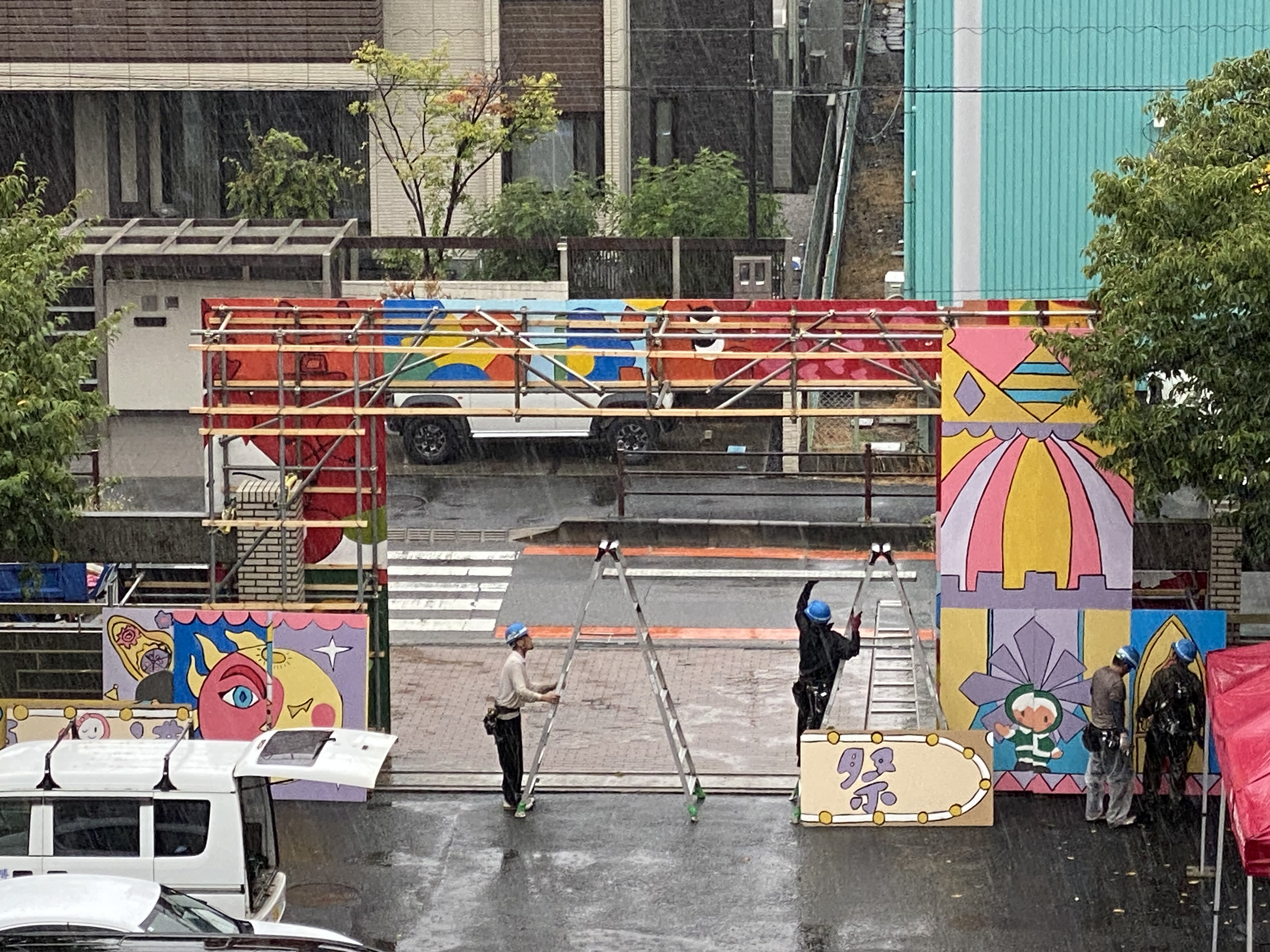 正門アーチ組み立て