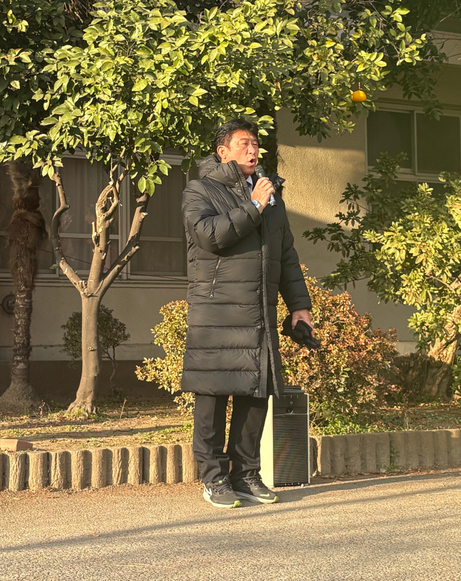 挨拶する相坂校長先生