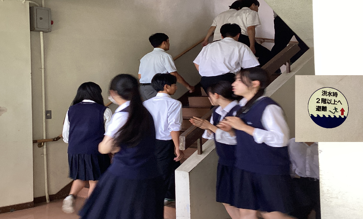 ３年次　洪水避難訓練とアルバム写真撮影