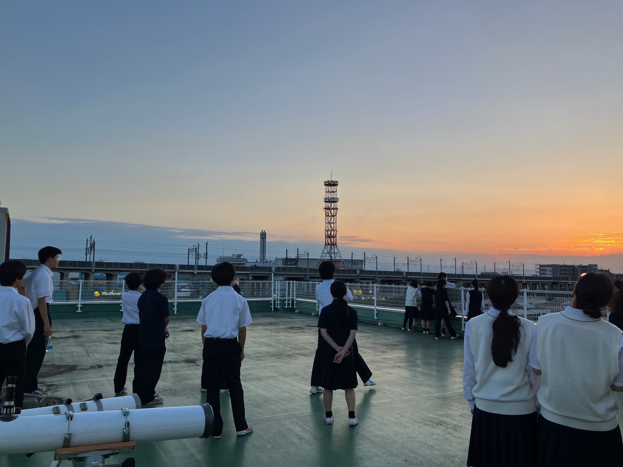 屋上からの夕焼けを望む南高生