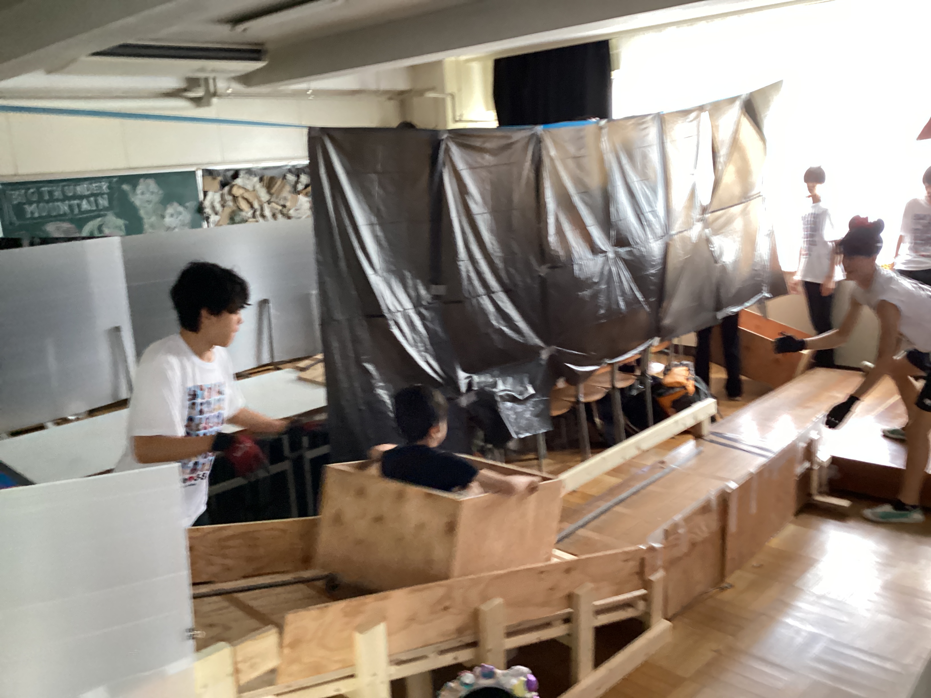自作の台車に乗ってレールを転がる様子(企画:3年生)