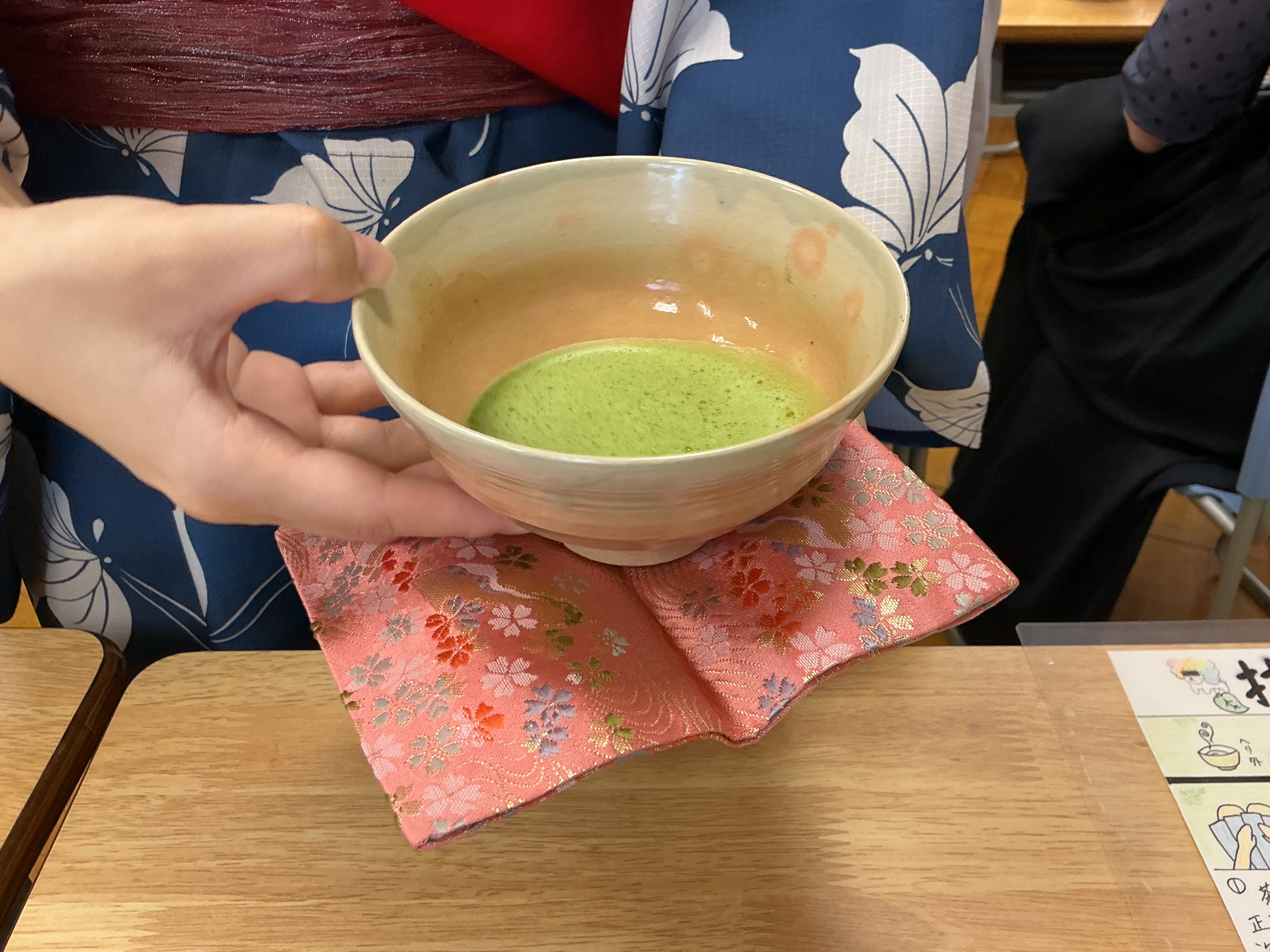 華やかな浴衣姿と丁寧な動き
